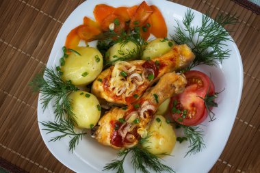 Kızarmış tavuk budu ile haşlanmış patates ve vegetablesfried tavuk budu haşlanmış patates ve sebze ile