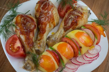 Kızarmış tavuk budu ile haşlanmış patates ve vegetablesfried tavuk budu haşlanmış patates ve sebze ile