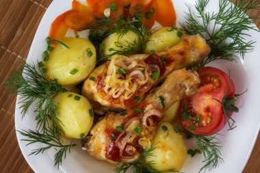 Kızarmış tavuk budu ile haşlanmış patates ve vegetablesfried tavuk budu haşlanmış patates ve sebze ile