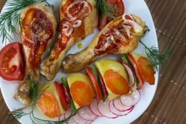 Kızarmış tavuk budu ile haşlanmış patates ve vegetablesfried tavuk budu haşlanmış patates ve sebze ile