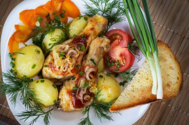 Kızarmış tavuk budu ile haşlanmış patates ve vegetablesfried tavuk budu haşlanmış patates ve sebze ile