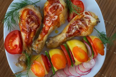 Kızarmış tavuk budu ile haşlanmış patates ve vegetablesfried tavuk budu haşlanmış patates ve sebze ile