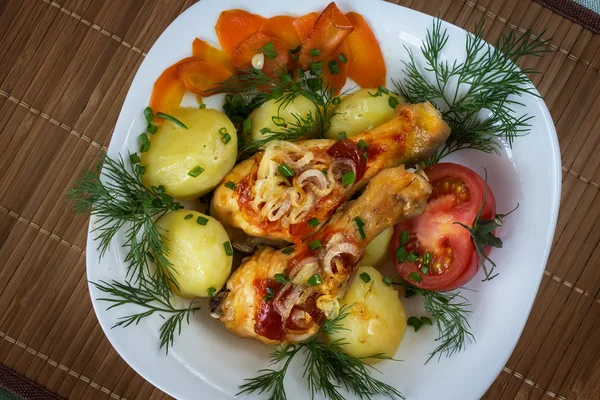 Kızarmış tavuk budu ile haşlanmış patates ve vegetablesfried tavuk budu haşlanmış patates ve sebze ile