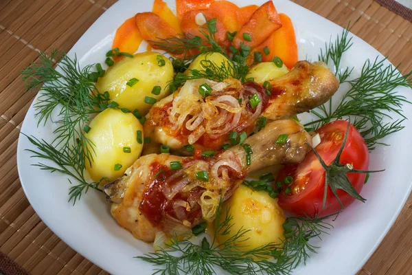 Gebakken kip been met gekookte aardappelen en vegetablesfried kip been met gekookte aardappelen en groenten — Stockfoto