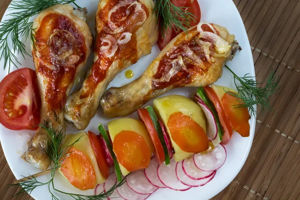 Kızarmış tavuk budu ile haşlanmış patates ve vegetablesfried tavuk budu haşlanmış patates ve sebze ile