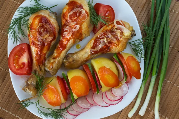 ゆでたジャガイモとゆでたジャガイモと野菜 vegetablesfried もも揚げ鶏モモ — ストック写真