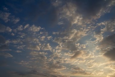 Sabahın erken saatlerinde dramatik bulutlar ile güzel koyu mavi gökyüzüdür 