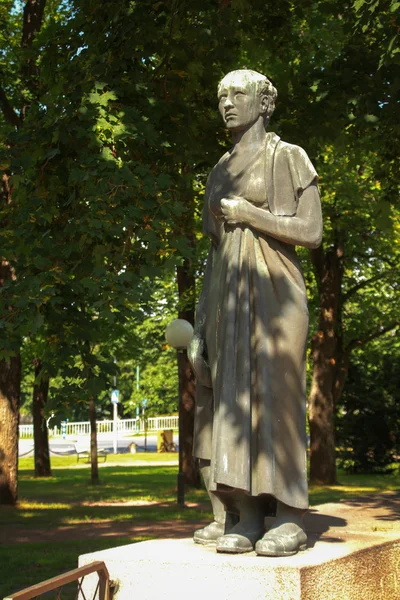 Monumento a las madres finlandesas con un niño que sobrevivió a los horrores de la Segunda Guerra Mundial, se encuentra en la ciudad de Pori en Finlandia . — Foto de Stock