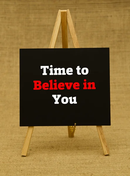 Tiempo para creer en ti mensaje escrito en una pizarra pequeña . —  Fotos de Stock