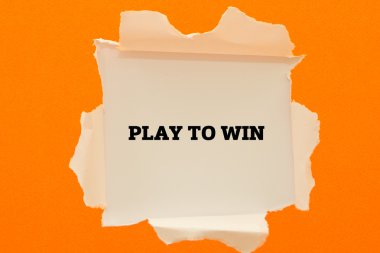 Kazanmak için oynamak mesaj yırtık kağıt altında yazılı.