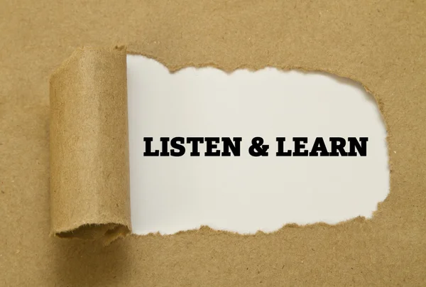La frase Ascoltare ed imparare scritta sotto carta strappata. — Foto Stock