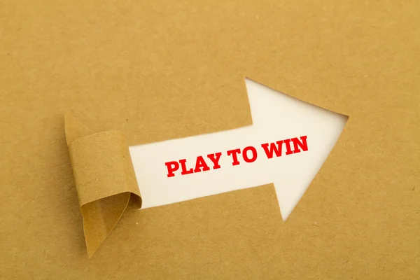 Играй, чтобы выиграть сообщение, написанное на разорванной бумаге . — стоковое фото