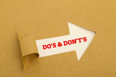 karton şeklinde delik içinde DOS ve donts yazıt ok