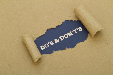 karton delik içinde DOS ve donts Yazıtı