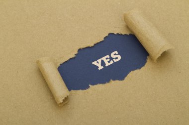 Yırtık kağıdın altında EVET yazıyor.