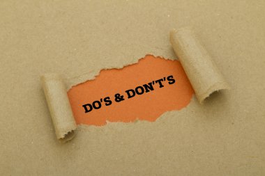 karton delik içinde DOS ve donts Yazıtı