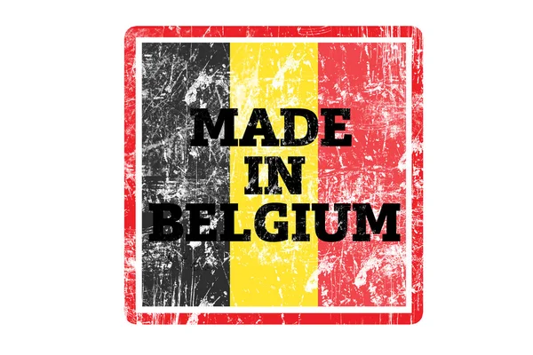 MADE IN BELGIUM mot écrit sur timbre en caoutchouc rouge et drapeau avec bords grunge . — Photo