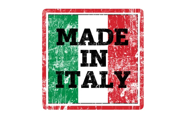 意大利制造字写在红色的橡皮戳和旗 grunge 边缘. — 图库照片