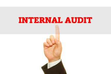 İç Denetim yazıt üzerinde beyaz izole yazma işadamı kırpılmış atış