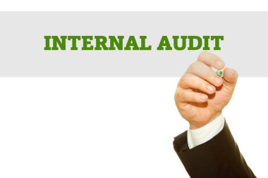 İç Denetim yazıt üzerinde beyaz izole yazma işadamı kırpılmış atış