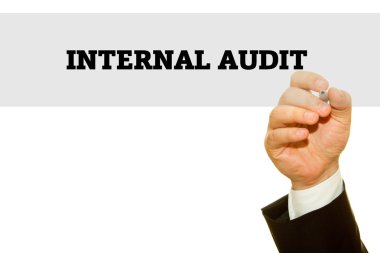 İç Denetim yazıt üzerinde beyaz izole yazma işadamı kırpılmış atış