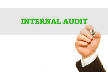 İç Denetim yazıt üzerinde beyaz izole yazma işadamı kırpılmış atış