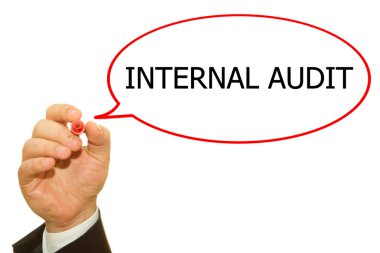 İç Denetim yazıt üzerinde beyaz izole yazma işadamı kırpılmış atış