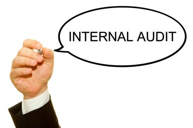 İç Denetim yazıt üzerinde beyaz izole yazma işadamı kırpılmış atış