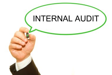 İç Denetim yazıt üzerinde beyaz izole yazma işadamı kırpılmış atış