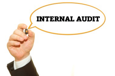 İç Denetim yazıt üzerinde beyaz izole yazma işadamı kırpılmış atış