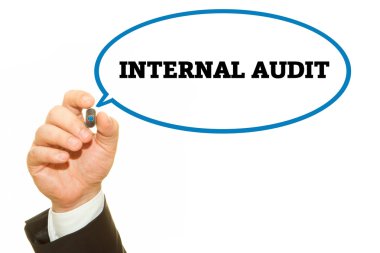 İç Denetim yazıt üzerinde beyaz izole yazma işadamı kırpılmış atış