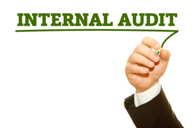 İç Denetim yazıt üzerinde beyaz izole yazma işadamı kırpılmış atış