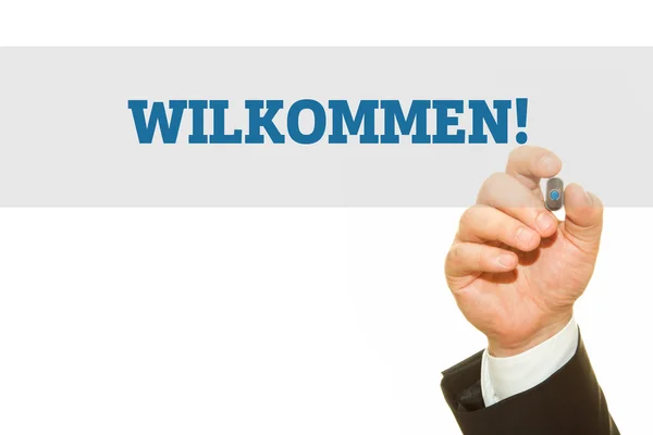 写 Wilkommen 的手 ！对透明擦板。在德语的欢迎邮件. — 图库照片
