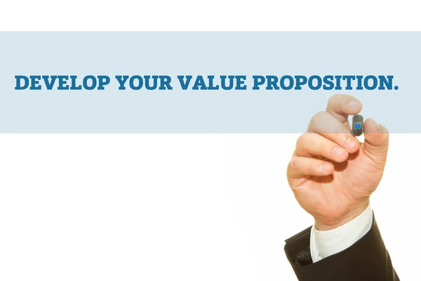 Escritura a mano "Desarrolla tu propuesta de valor" en un panel de limpieza transparente . — Foto de Stock