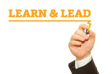 kırpılan işadamı yazma öğrenmek ve yazıt üzerinde beyaz izole kurşun