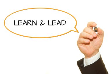 kırpılan işadamı yazma öğrenmek ve yazıt üzerinde beyaz izole kurşun