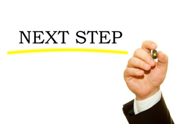 bir sonraki adım yazıt beyaz üzerinde izole işadamı yazma kırpılmış çekim