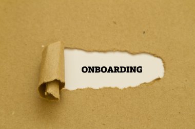 Karton delik içinde onboarding yazıt