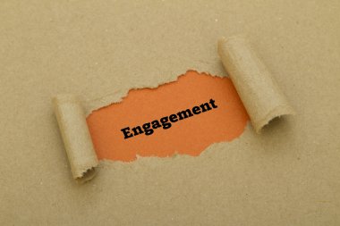 Nişan yazıt karton delik içinde