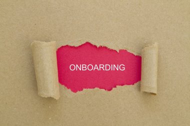 Karton delik içinde onboarding yazıt