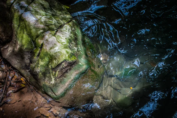 在瀑布中的岩石与地衣, 泰国 — 图库照片
