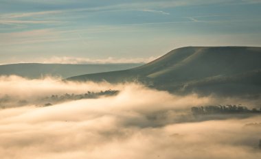 Misty Eylül sabahı doğudan Caburn Dağı 'nın tepesinden Lewes Downs' un doğusundan İngiltere 'nin güneydoğusundan Sussex' e.