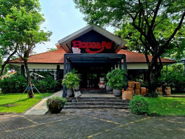 Surabaya, Endonezya, 20 Kasım 2025. Endonezya 'da bir biftek restoranı olan Bon Cafe' nin önü. Tropikal mimariyle, dost canlısı, sıcak, ama yine de zarif. Göz düzeyi görünümü.