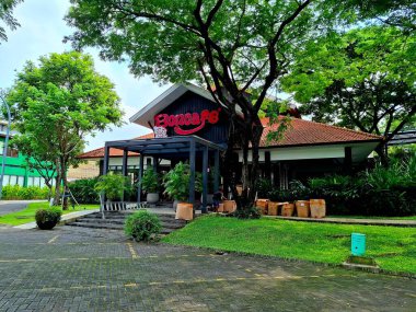 Surabaya, Endonezya, 20 Kasım 2025. Endonezya 'da bir biftek restoranı olan Bon Cafe' nin önü. Tropikal mimariyle, dost canlısı, sıcak, ama yine de zarif. Göz düzeyi görünümü.