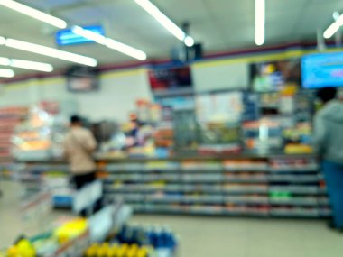 Mini marketlerin ve konut alanlarındaki ev eşyaları mağazalarının bulanık ve bulanık fotoğrafları. Arkaplan fotoğrafları olarak.
