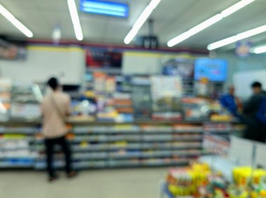 Mini marketlerin ve konut alanlarındaki ev eşyaları mağazalarının bulanık ve bulanık fotoğrafları. Arkaplan fotoğrafları olarak.