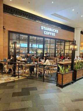 Surabaya, Endonezya, 27 Eylül 2024 Starbucks Cafe 'nin sıcak ve zarif ahşap tasarımı.