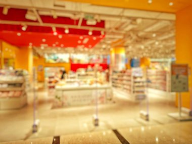 Bir alışveriş merkezinin içindeki ev eşyaları, kırtasiye malzemeleri ve ofis malzemeleri dükkanının bulanık ve bulanık fotoğrafı. Fotoğraf arkaplan göz seviyesi görünümü olarak.