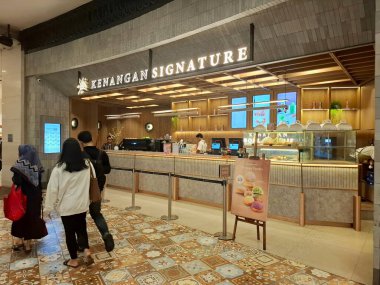 Jakarta - Endonezya, 7 Şubat 2025. Kenangan İmza Kafesi, açık, zarif ve davetkar tasarımıyla, ahşap unsurlarla sıcak ve misafirperver bir hava yaratır..