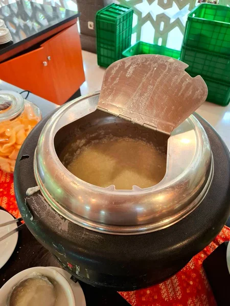 Yulaf lapası paslanmaz çelik ısıtıcıya konur. Otel restoranında kahvaltıda servis ediliyor. Sıcak servis ediliyor ve misafirler istedikleri kadar servis yapabilirler..